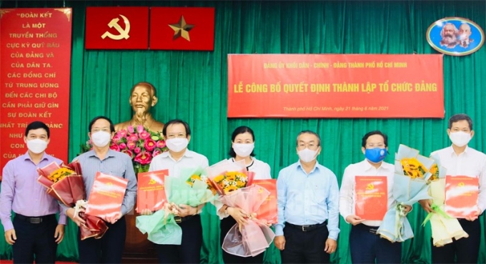 Bí thư Đảng ủy Khối Võ Ngọc Quốc Thuận trao quyết định và tặng hoa chúc mừng các tổ chức cơ sở Đảng vừa mới thành lập.