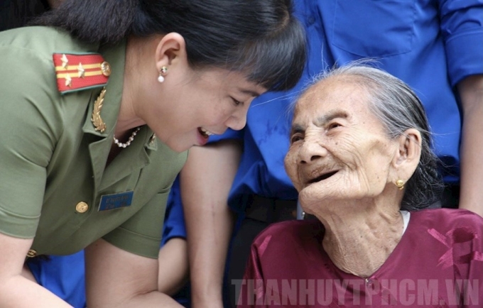 Thượng tá Lê Thị Liên Hồng trong một lần thăm, tặng quà Mẹ Việt Nam Anh Hùng Nguyễn Thị Kẹo