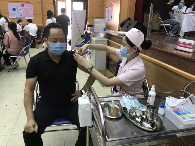 Người lao động tại Hà Nội được tiêm vaccine phòng COVID-19. (Ảnh: Thu Hằng)