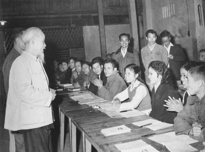 Chủ tịch Hồ Chí Minh thăm lớp học bổ túc văn hóa và kỹ thuật buổi tối của công nhân Nhà máy ô tô 1-5 - lá cờ đầu của phong trào bổ túc văn hóa ngành công nghiệp Hà Nội (năm 1963)_Nguồn: hochiminh.vn