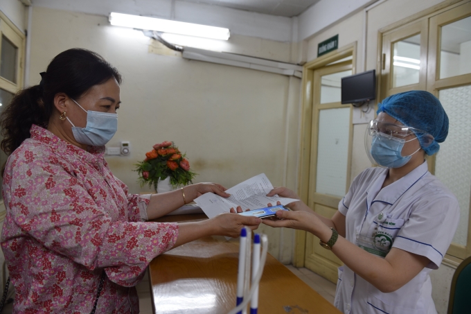 Người dân đăng ký KCB tại Bệnh viện Bạch Mai bằng thẻ BHYT trên ứng dụng VssID (nguồn BHXH TP.Hà Nội)