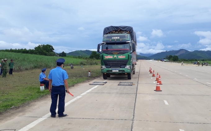 Lực lượng chức năng đang tiến hành cân kiểm tra xe vi phạm chở quá tải. (Ảnh: Tổng cục Đường bộ Việt Nam)