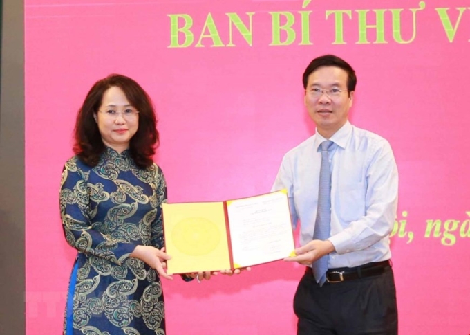 Thường trực Ban Bí thư Võ Văn Thưởng trao quyết định cho bà Lâm Thị Phương Thanh.