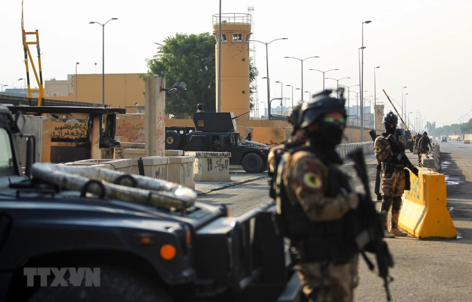 Cảnh sát chống khủng bố gác bên ngoài Đại sứ quán Mỹ ở thủ đô Baghdad, Iraq. (Ảnh: AFP/TTXVN)