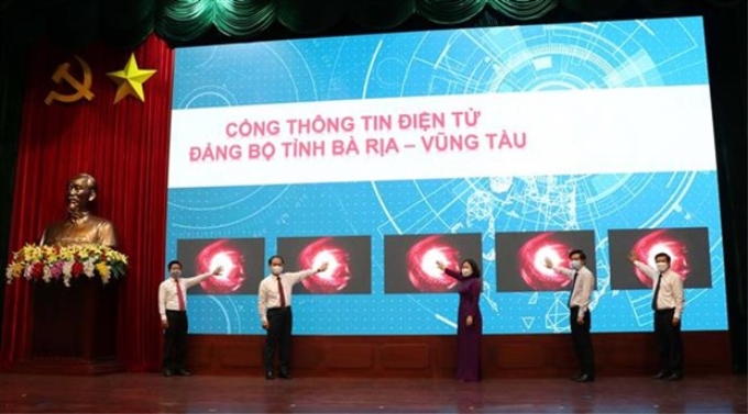 Lãnh đạo tỉnh Bà Rịa-Vũng Tàu khai trương Cổng thông tin điện tử Đảng bộ tỉnh. (Ảnh: Đoàn Mạnh Dương/TTXVN)