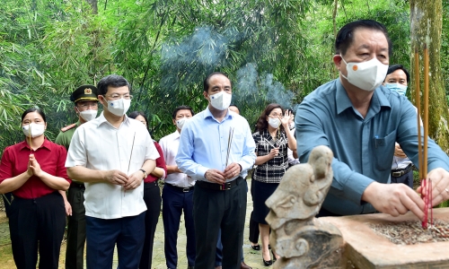 Đoàn công tác Ban Tuyên giáo Trung ương về nguồn, tặng quà tri ân tại Tuyên Quang