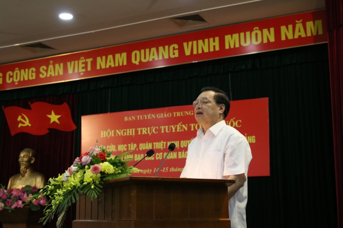 Đồng chí Lê Mạnh Hùng, nguyên Phó Trưởng Ban Tuyên giáo Trung ương báo cáo chuyên đề tại hội nghị. (Ảnh: TA)