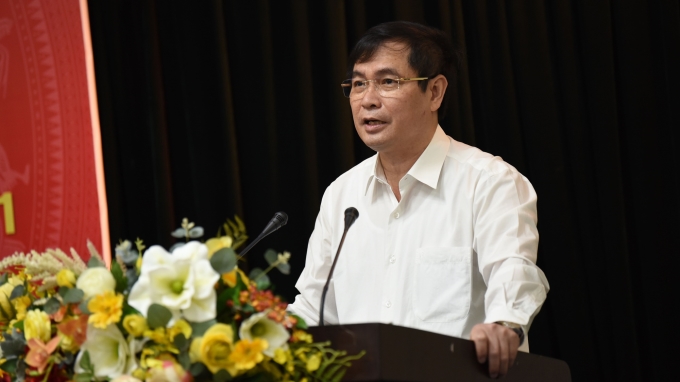 Đồng chí Phan Xuân Thủy báo cáo tại Hội nghị.