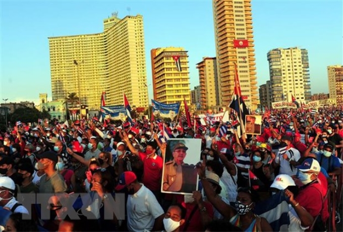 Ngày 17/7, người dân thủ đô La Habana đã tập trung tại Diễn đàn Phản đế dọc đại lộ Malecón để bày tỏ quyết tâm bảo vệ cách mạng và chủ quyền Tổ quốc trước những hoạt động gây bất ổn gần đây. (Ảnh: TTXVN)