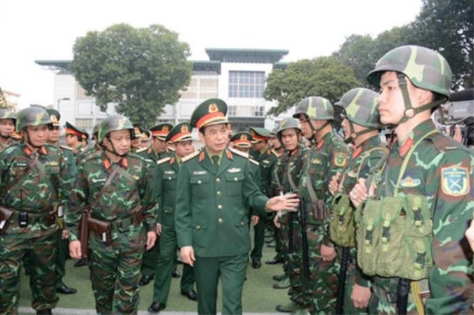 Bộ trưởng Bộ Quốc phòng Phan Văn Giang kiểm tra công tác tại 1 đơn vị quân đội. (Ảnh: cand.com.vn)