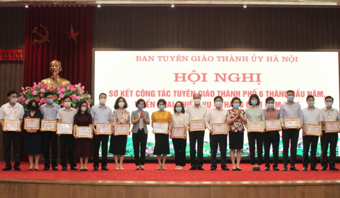 Ban Tuyên giáo Thành ủy Hà Nội trao tặng Giấy khen cho 18 tập thể.