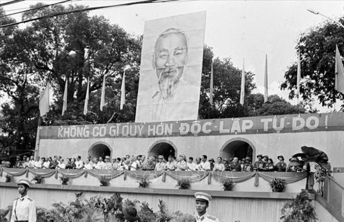 Sáng 15/5/1975, hàng triệu nhân dân Sài Gòn – Gia Định đổ về quảng trường trước trụ sở Ủy ban quân quản thành phố để dự Lễ mừng chiến thắng. Chủ tịch Tôn Đức Thắng cùng nhiều đồng chí lãnh đạo Đảng, Chính phủ, MTTQ Việt Nam tham dự buổi lễ trọng đại này. Ảnh: TTXVN