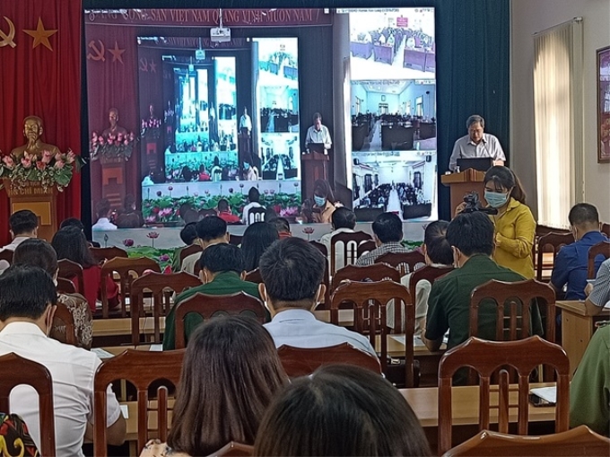 Đồng chí Nông Phương Đông - Phó Trưởng Ban Tuyên giáo Tỉnh ủy phát biểu tại Hội nghị tập huấn