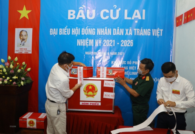 Công tác kiểm tra, niêm phong hòm phiếu tại Khu vực bỏ phiếu số 04, xã Tráng Việt, huyện Mê Linh, Thành phố Hà Nội. (Ảnh: TTXVN)