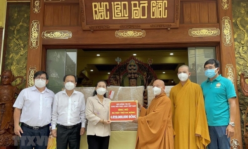 TP. Hồ Chí Minh tiếp nhận thiết bị y tế do Giáo hội Phật giáo trao tặng