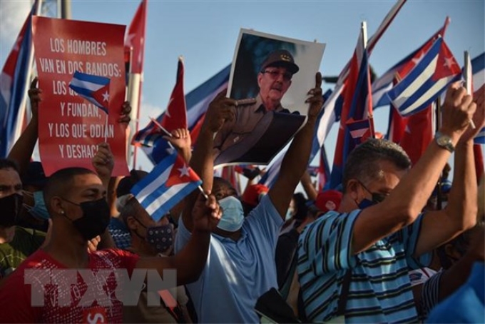 Người dân Cuba tham gia cuộc míttinh bày tỏ quyết tâm bảo vệ cách mạng và chủ quyền Tổ quốc tại thủ đô La Habana, ngày 17/7. (Ảnh: AFP/TTXVN)