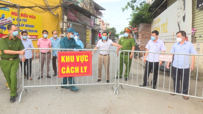 Các lực lượng chức năng tiến hành dỡ bỏ phong tỏa tạm thời tại 1 điểm chốt Khu vực cách ly xã Tô Hiệu, huyện Thường Tín, Hà Nội. (Ảnh minh họa)