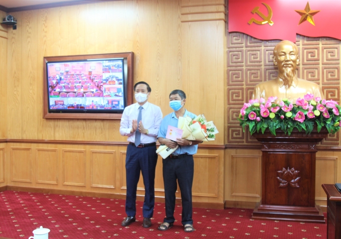 Đồng chí Lê Đức Dục, Trưởng ban Tuyên giáo Tỉnh ủy Lai Châu trao tặng Kỷ niệm chương Vì sự nghiệp Tuyên giáo năm 2021 cho cá nhân tại điểm cầu tỉnh