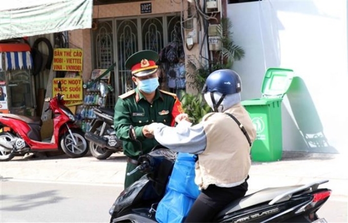 Cán bộ, chiến sỹ Bộ Tư lệnh Thành phố Hồ Chí Minh tham gia công tác kiểm soát thực hiện Chỉ thị 16 trên địa bàn Thành phố. (Ảnh: TTXVN)