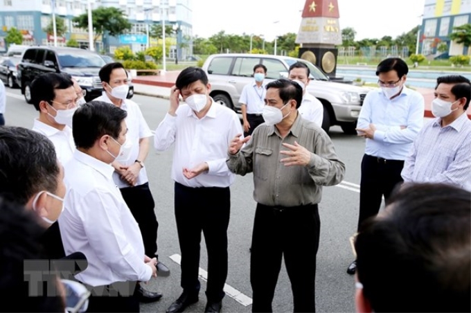 Thủ tướng Phạm Minh Chính kiểm tra tại khu cách ly Ký túc xá Đại học quốc gia Thành phố Hồ Chí Minh. (Ảnh: Thành Chung/TTXVN)