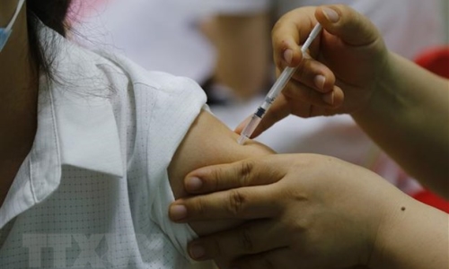 Tiêm vaccine cho người nghèo: Niềm vui giữa bộn bề khó khăn