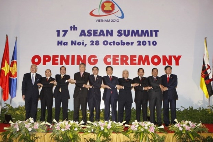 Việt Nam đăng cai tổ chức Hội nghị Cấp cao ASEAN XVI và XVII tại thủ đô Hà Nội. Đây là năm Việt Nam đảm nhận vai trò Chủ tịch ASEAN và kỷ niệm 15 năm gia nhập. Kể từ khi trở thành thành viên ASEAN, Việt Nam có nhiều đóng góp cụ thể quan trọng trong 4 lĩnh vực hợp tác chính của ASEAN về chính trị-an ninh, kinh tế, văn hóa-xã hội và quan hệ đối ngoại. (Ảnh: Đức Tám/TTXVN)