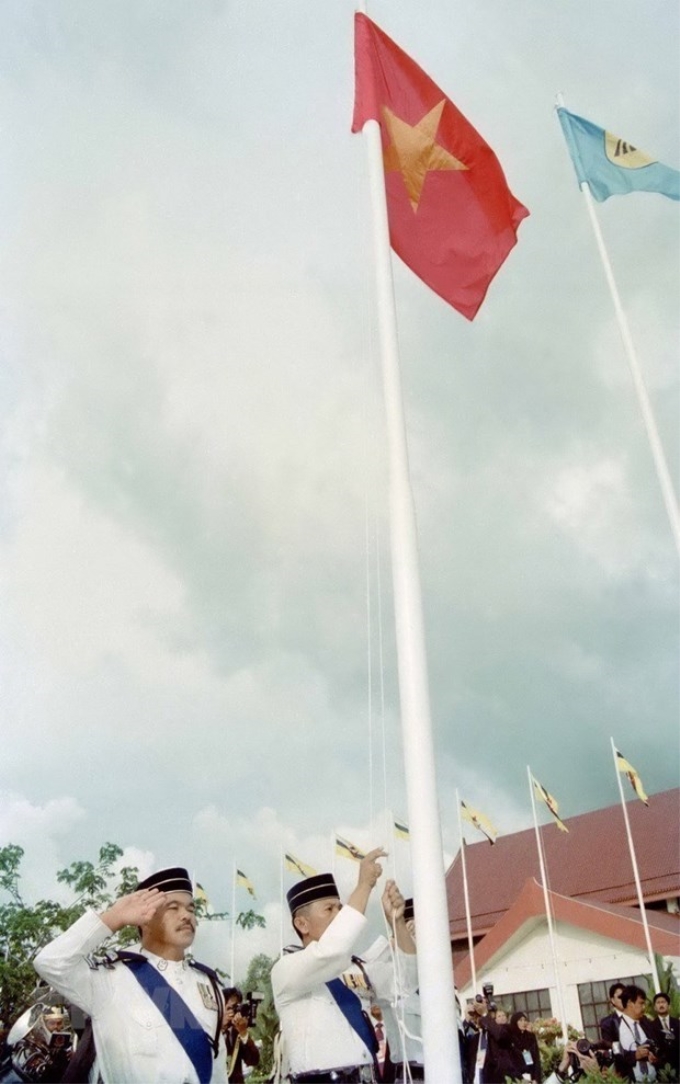 Nghi thức thượng cờ tại Lễ kết nạp Việt Nam là thành viên chính thức thứ bảy của Hiệp hội các Quốc gia Đông Nam Á (ASEAN), chiều 28/7/1995, tại Thủ đô Bandar Seri Begawan của Brunei. (Ảnh: Trần Sơn/TTXVN)