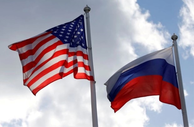 Quốc kỳ của Nga và Mỹ tung bay gần một nhà máy ở Vsevolozhsk, Vùng Leningrad (Nga) ngày 27/3/2019. (Nguồn: reuters.com)