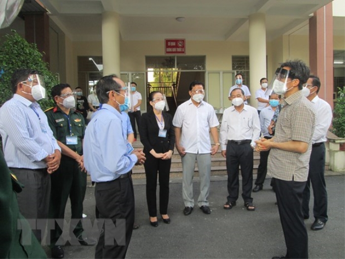 Phó Thủ tướng Vũ Đức Đam trao đổi tình hình phòng, chống dịch COVID-19 với lãnh đạo tỉnh Long An. (Ảnh: Thanh Bình/TTXVN)