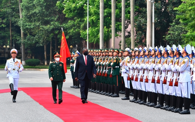 Bộ trưởng Phan Văn Giang và Bộ trưởng Lloyd Austin duyệt Đội danh dự QĐND Việt Nam - Ảnh: QĐND