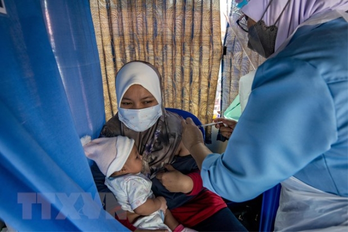 Người dân tiêm vaccine ngừa COVID-19 tại Selangor, Malaysia, ngày 25/7/2021. (Ảnh: THX/TTXVN)