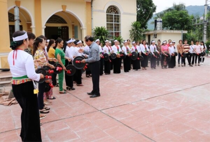 Huyện Quốc Oai tổ chức tập huấn biểu diễn cồng chiêng cho đồng bào Mường. (Nguồn: sovhtt.hanoi.gov.vn)