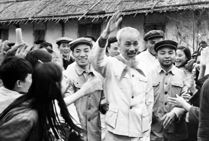 Chủ tịch Hồ Chí Minh thăm Trường Học sinh miền Nam số 12, Thành phố Hải Phòng (18/1/1960). (Ảnh: TTXVN)