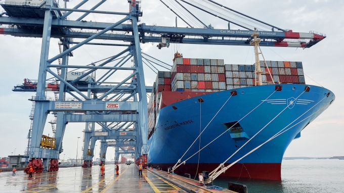 (Trong ảnh: Siêu tàu chở container Margrethe Maersk bốc xếp hàng hóa tại cảng Cái Mép (tỉnh Bà Rịa - Vũng Tàu)) _Ảnh: TTXVN