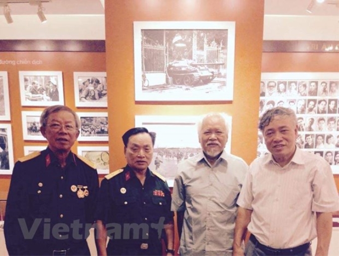 Nhà báo Hứa Kiểm (thứ hai từ phải sang) cùng các phóng viên thông tấn quân sự Hồng Thụ, Hoàng Thiển và Trần Mai Hưởng tại phòng truyền thống Thông tấn xã Việt Nam năm 2015. (Ảnh: Nhà báo Trần Mai Hưởng cung cấp)