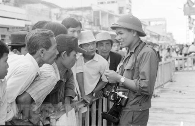 Nhà báo Hứa Kiểm gặp gỡ với người dân trên đường phố Sài Gòn sáng 30/4/1975. (Ảnh: TTXVN)