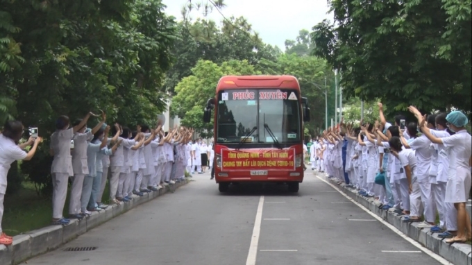 Với quyết tâm chiến thắng đại dịch, 20 nhân viên y tế Quảng Ninh tràn đầy khí thế lên đường thực hiện nhiệm vụ tại tỉnh Tây Ninh. (Ảnh: Báo Quảng Ninh)
