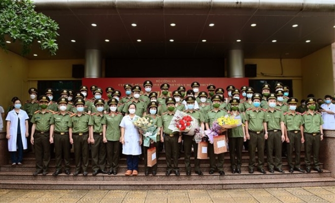Thứ trưởng Nguyễn Văn Sơn cùng Đoàn cán bộ y tế công an nhân dân tại Lễ xuất quân. (Nguồn: mps.gov.vn)
