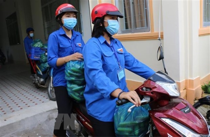 Đội hình 'shipper áo xanh' phường 11, thành phố Cao Lãnh (Đồng Tháp) giúp nông dân trên địa bàn tiêu thụ 200kg nông sản (dưa leo). (Ảnh: Chương Đài/TTXVN)