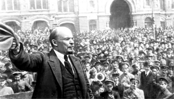 V.I.Lênin đọc diễn văn tại Quảng trường Đỏ ở Mátxcơva trước các đơn vị tham gia khóa huấn luyện quân sự toàn dân, ngày 25/5/1919