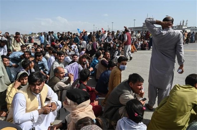 Đám đông người sơ tán chờ đợi được rời khỏi Afghanistan tại sân bay quốc tế ở Kabul, ngày 16/8/2021, khi Taliban tuyên bố kiểm soát quốc gia Tây Nam Á. (Ảnh: AFP/TTXVN)