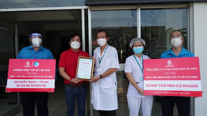 Chương trình “Tiếp sức Việt Nam” trao tặng Máy thở và Vật phẩm hỗ trợ cho Bệnh viện Nhiệt đới 2.