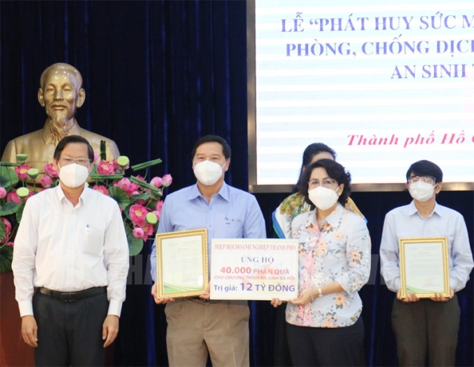 Phó Bí thư Thường trực Thành ủy TPHCM Phan Văn Mãi và Chủ tịch Ủy ban MTTQ Việt Nam TPHCM Tô Thị Bích Châu tiếp nhận bảng tượng trưng và trao thư cảm ơn cho các đơn vị hỗ trợ.