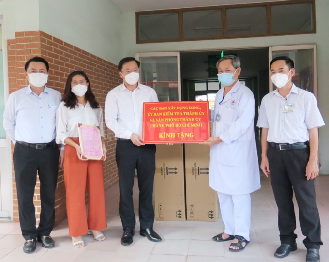 Đoàn Văn phòng Thành ủy TPHCM tặng quà cho Bệnh viện Nguyễn Trãi.