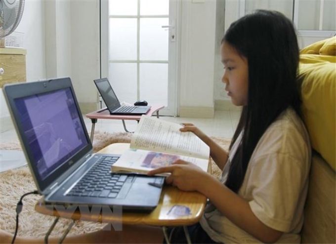 Học sinh học trực tuyến tại nhà. (Ảnh: Nguyễn Cúc)
