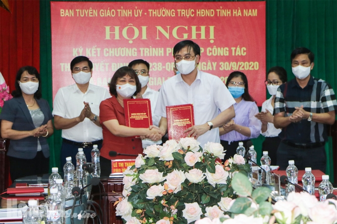 Lãnh đạo Ban Tuyên giáo Tỉnh ủy và Thường trực HĐND tỉnh Hà Nam ký kết Chương trình phối hợp công tác giai đoạn 2021-2026.  Ảnh: Báo Hà Nam