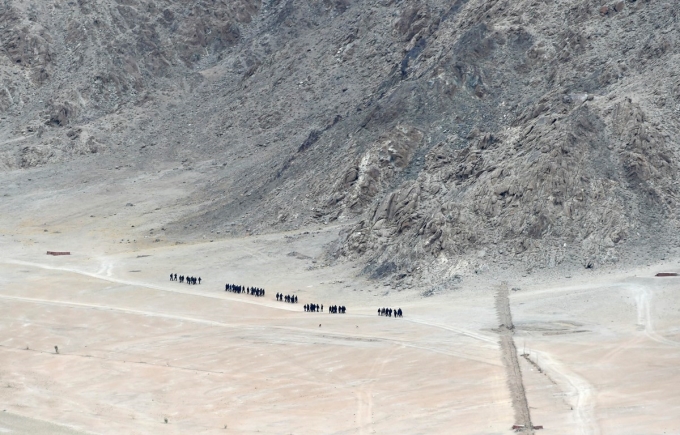 Binh sỹ Ấn Độ tuần tra gần Leh, thủ phủ khu vực Ladakh, biên giới giữa Ấn Độ và Trung Quốc ngày 24/6/2020. (Ảnh: AFP/TTXVN)