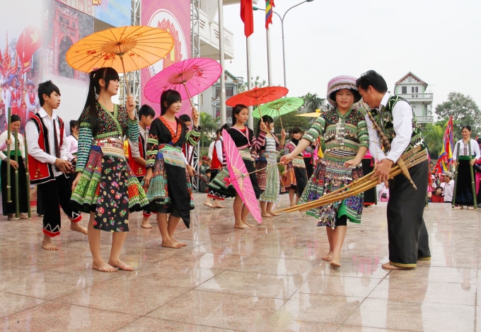Biểu diễn múa khèn dân tộc Mông tại các ngày hội lớn. Ảnh minh họa: baophutho.vn