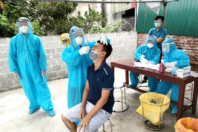 Nhân viên y tế lấy mẫu xét nghiệm cho người dân trên địa bàn Hà Nội.