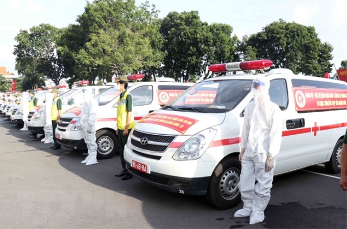 Bộ Quốc phòng hỗ trợ Thành phố Hồ Chí Minh 30 xe cứu thương, lái xe, cán bộ quân y. (Ảnh: Xuân Khu/TTXVN)